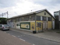 906384 Gezicht op een oude loods (2e Daalsedijk 2A), die in gebruik is als weggeefwinkel.